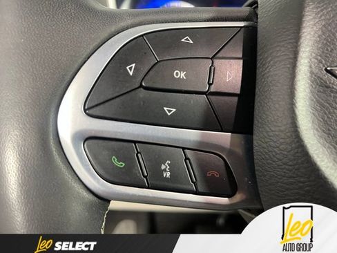 Used 2023 Chrysler Pacifica Touring-L AWD/4WD image 16