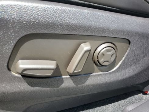 Used 2025 Kia Carnival FWD image 19
