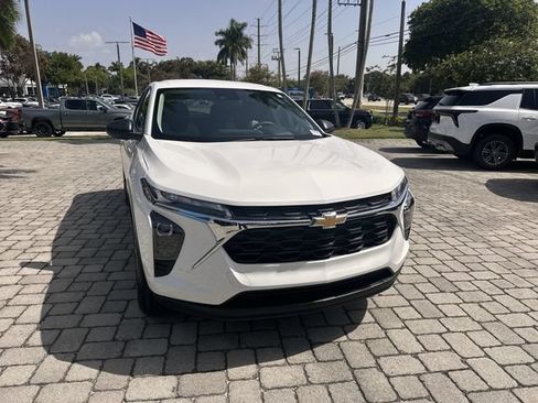 Used 2025 Chevrolet Trax LS FWD image 18