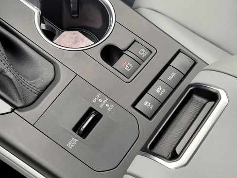 Used 2021 Toyota Highlander XLE image 27