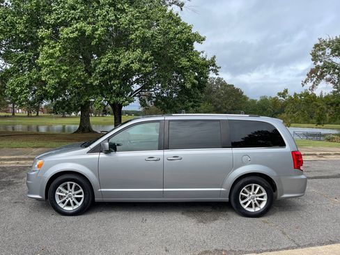 Used 2019 Dodge Grand Caravan SXT image 2
