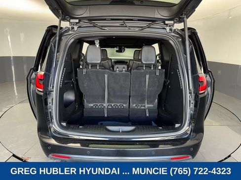 Used 2025 Chrysler Pacifica Limited FWD image 10