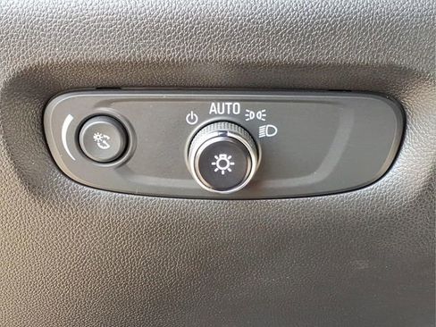 Used 2023 Chevrolet Traverse LT FWD image 17
