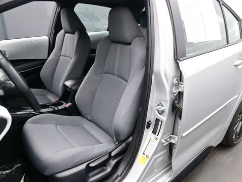 Used 2025 Toyota Corolla SE w/ SE Premium Package image 11