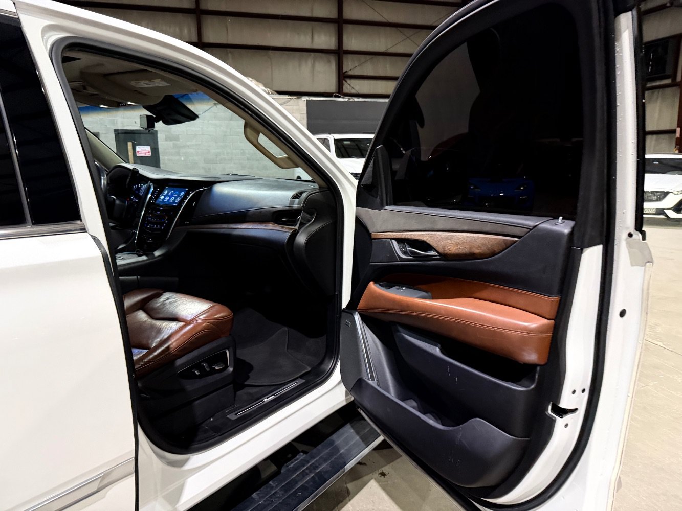 Used 2017 Cadillac Escalade Premium Luxury RWD image 25