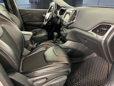 Used 2019 Jeep Cherokee Latitude Plus w/ Comfort/Convenience Group AWD/4WD image 17
