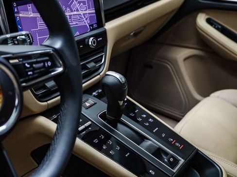 Certified 2025 Porsche Macan image 30