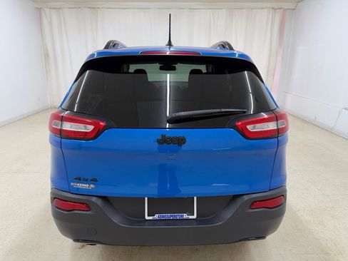Used 2018 Jeep Cherokee Latitude w/ Altitude Package AWD/4WD image 4