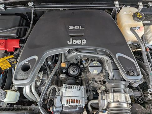 Used 2021 Jeep Gladiator Overland AWD/4WD image 13