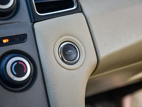 Used 2013 Ford Taurus SE image 26