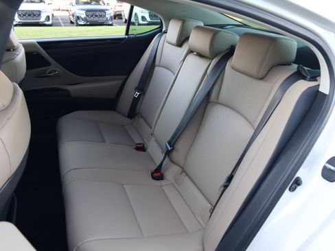 Used 2020 Lexus ES 300h w/ Premium Package FWD image 34