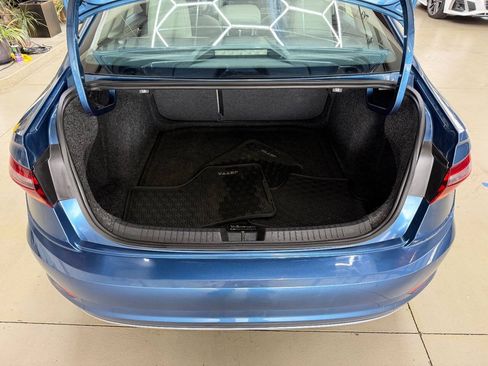 Used 2019 Volkswagen Jetta SE w/ Cold Weather Package FWD image 9