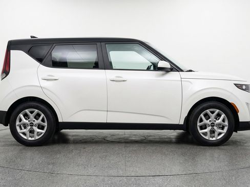 Used 2025 Kia Soul LX w/ LX Technology Package FWD image 11