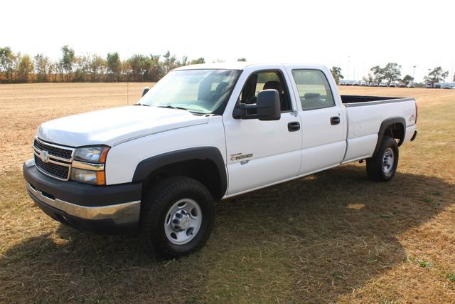 Used 2006 Chevrolet Silverado 2500 W/T w/ Heavy-Duty Power Package AWD/4WD image 2