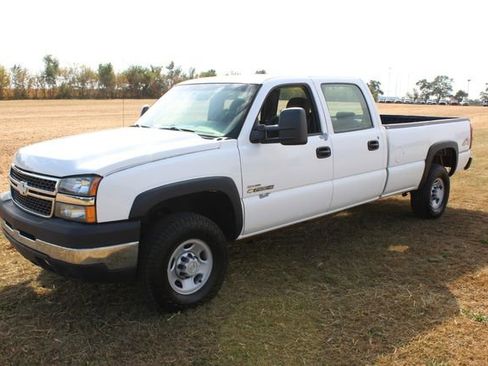 Used 2006 Chevrolet Silverado 2500 W/T w/ Heavy-Duty Power Package image 2