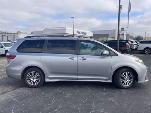 Used 2018 Toyota Sienna XLE image 2