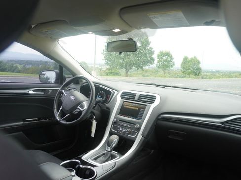 Used 2016 Ford Fusion SE AWD/4WD image 18