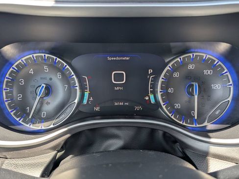 Used 2024 Chrysler Pacifica Touring-L FWD image 22