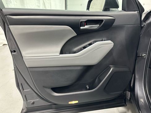 Used 2025 Toyota Highlander XLE image 8