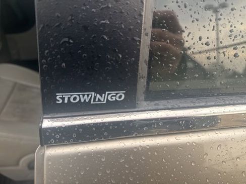 Used 2013 Chrysler Town & Country Touring image 6