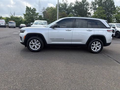 Used 2023 Jeep Grand Cherokee Altitude AWD/4WD image 2