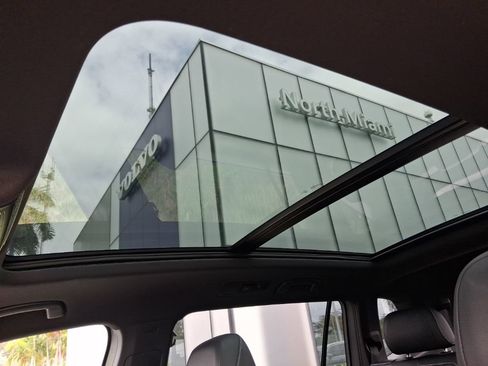 Used 2023 Volkswagen Tiguan SE R-Line image 6