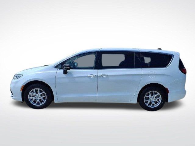 Used 2024 Chrysler Pacifica Touring-L FWD image 6