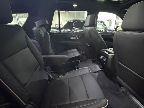 Used 2022 GMC Yukon SLT w/ SLT Premium Package image 17