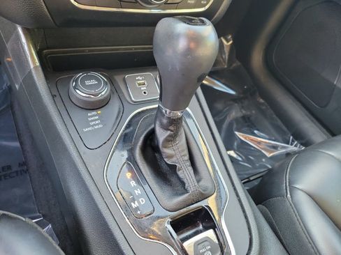 Used 2019 Jeep Cherokee Latitude Plus AWD/4WD image 33