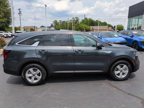 Used 2023 Kia Sorento LX FWD image 8