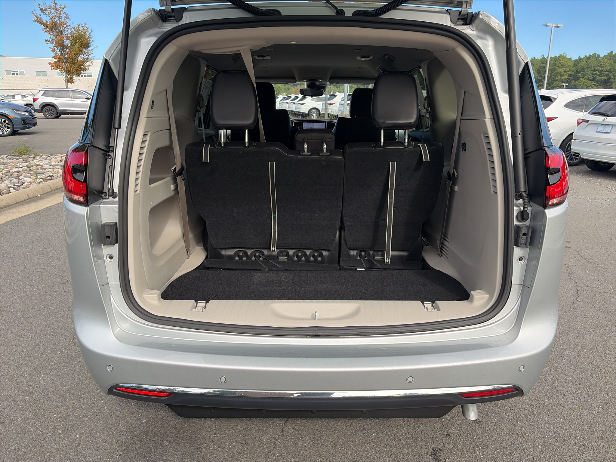Used 2024 Chrysler Pacifica Touring-L FWD image 24
