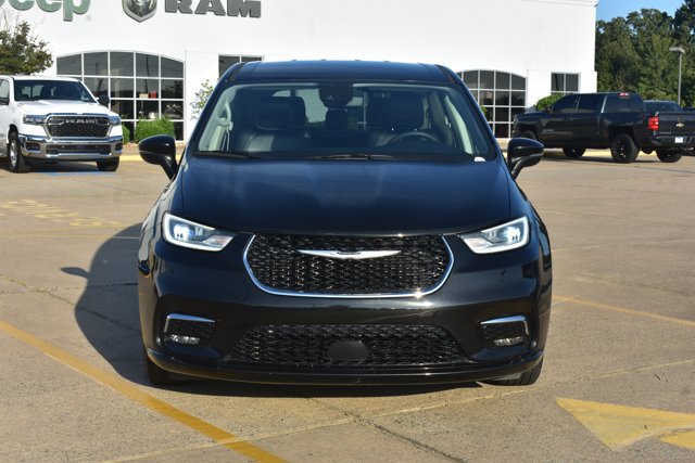 Used 2023 Chrysler Pacifica Touring-L FWD image 2
