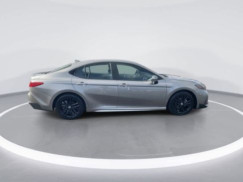 Used 2025 Toyota Camry SE w/ Convenience Package image 9