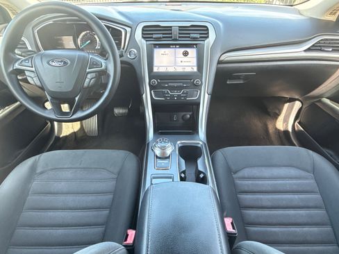 Used 2017 Ford Fusion SE w/ Fusion SE Technology Package image 17