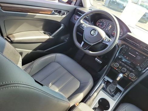 Certified 2022 Volkswagen Passat 2.0T image 3
