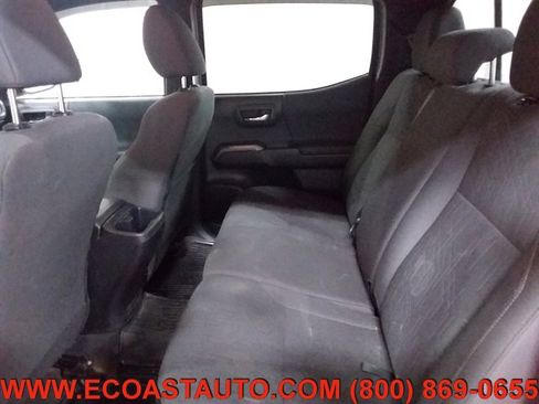 Used 2018 Toyota Tacoma TRD Sport image 12