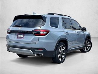 Used 2025 Honda Pilot Touring video 2