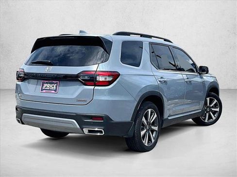 Used 2025 Honda Pilot Touring image 2