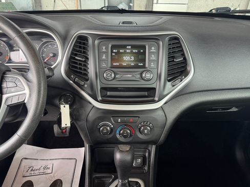 Used 2015 Jeep Cherokee Sport FWD image 19