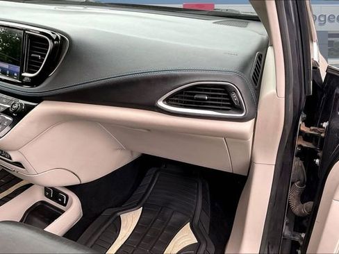 Used 2021 Chrysler Pacifica Touring-L FWD image 25