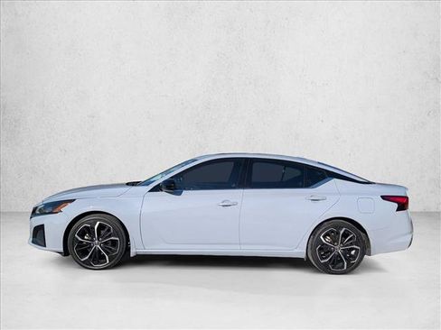 Used 2023 Nissan Altima 2.5 SR w/ SR Premium Package image 9