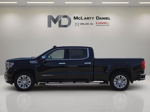 Used 2024 GMC Sierra 1500 Denali w/ Technology Package AWD/4WD image 3