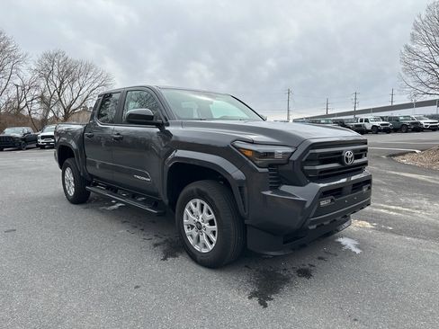Used 2025 Toyota Tacoma SR5 image 3