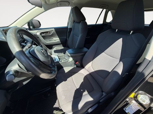 Used 2019 Toyota RAV4 LE FWD image 10