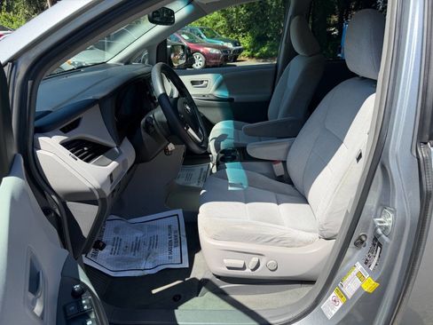 Used 2015 Toyota Sienna LE FWD image 11