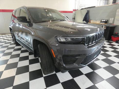 Used 2024 Jeep Grand Cherokee Altitude AWD/4WD image 3