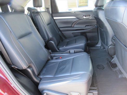 Used 2019 Toyota Highlander XLE image 27
