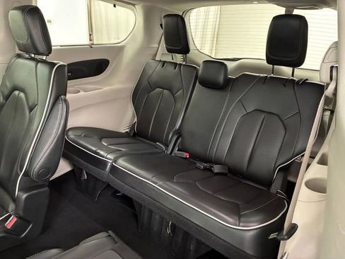 Used 2023 Chrysler Pacifica Limited FWD image 18