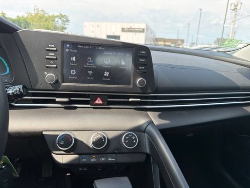 Certified 2025 Hyundai Elantra SE FWD image 21