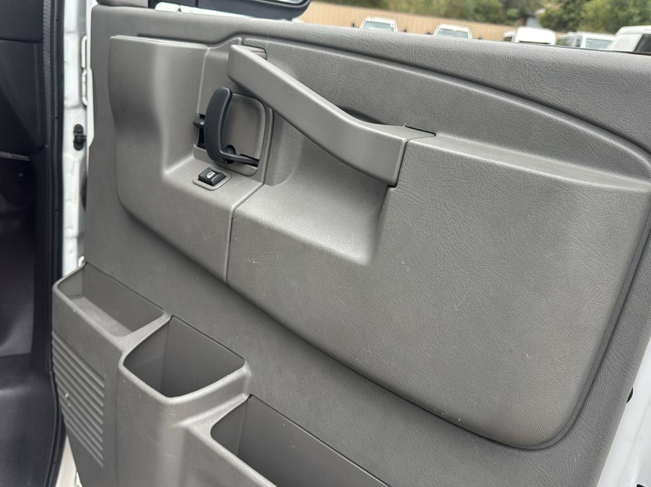 Used 2017 Chevrolet Express 2500 RWD image 18